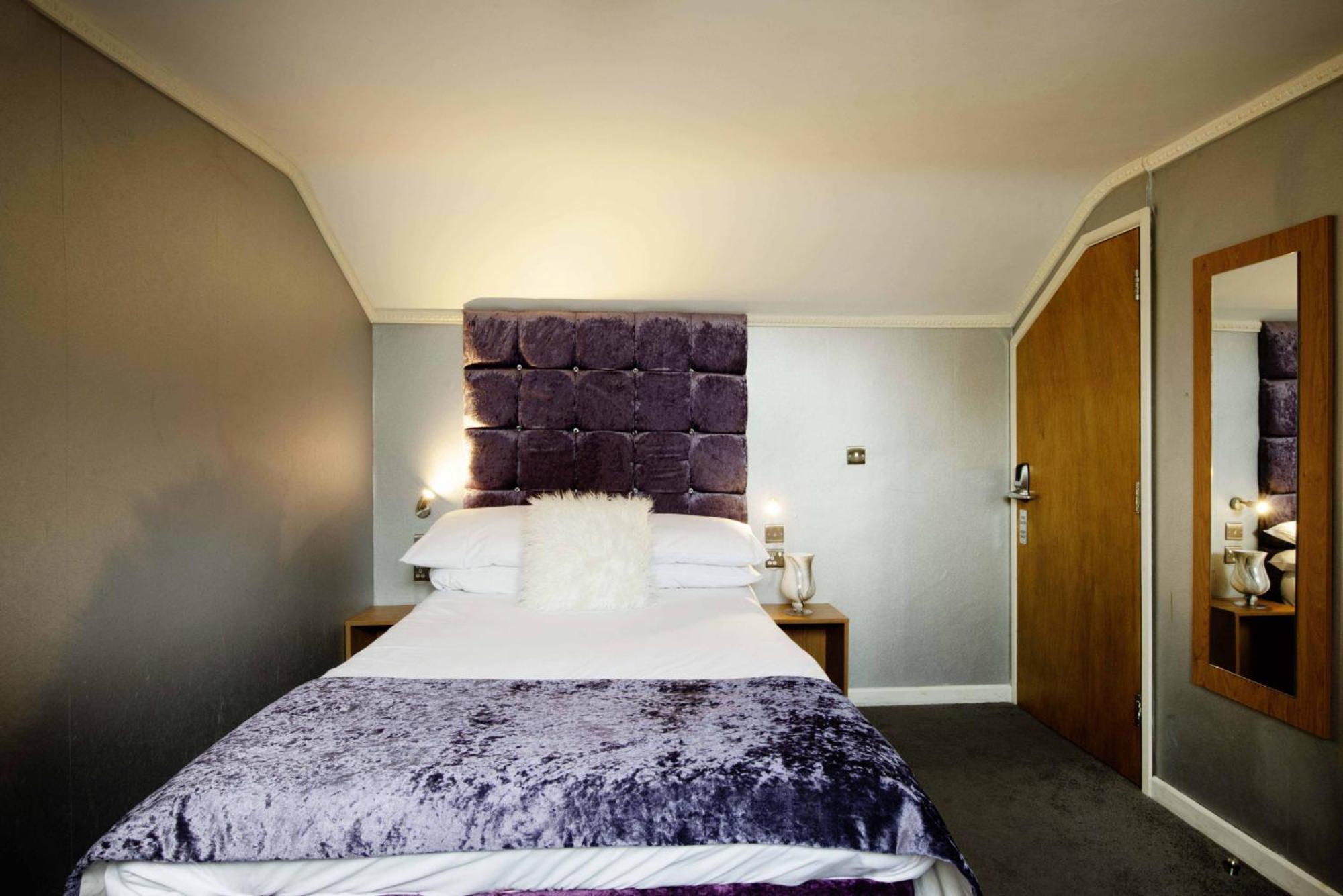 24-7 - The Old Victoria Hotel