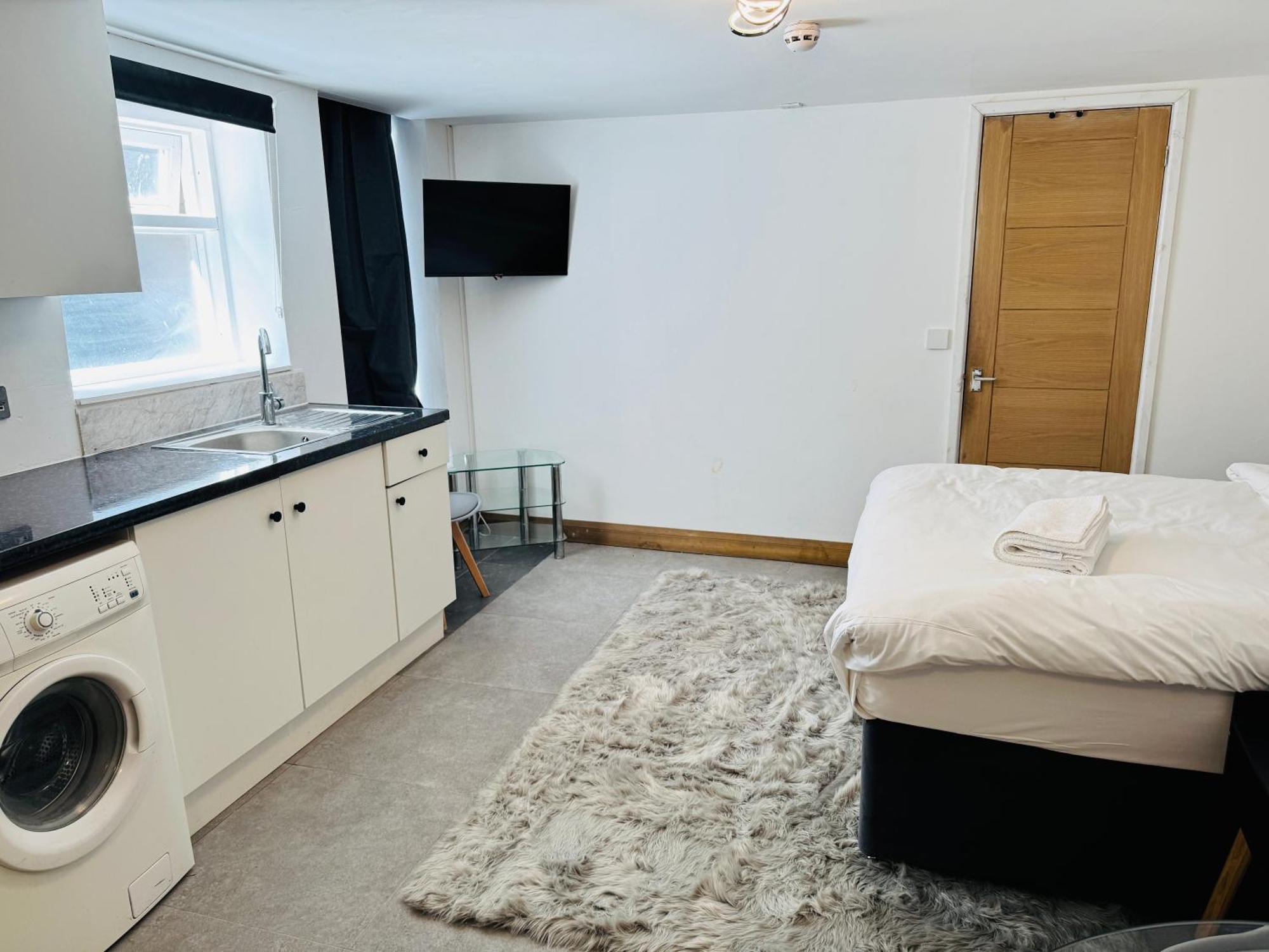 24-7 - The Old Victoria Hotel 4*